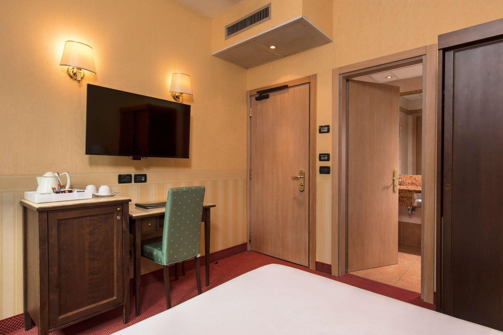 Classic Triple Room,1274900848:JPEG